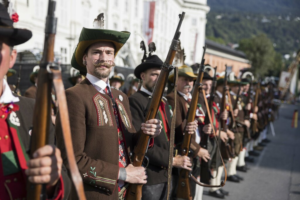 Land Tirol/Sedlak - Landesüblicher Empfang mit der Schützenkompanie Längenfeld und St. Martin in Passeier, der Musikkapelle Fiss sowie Fahnenabordnungen der Traditionsverbände.