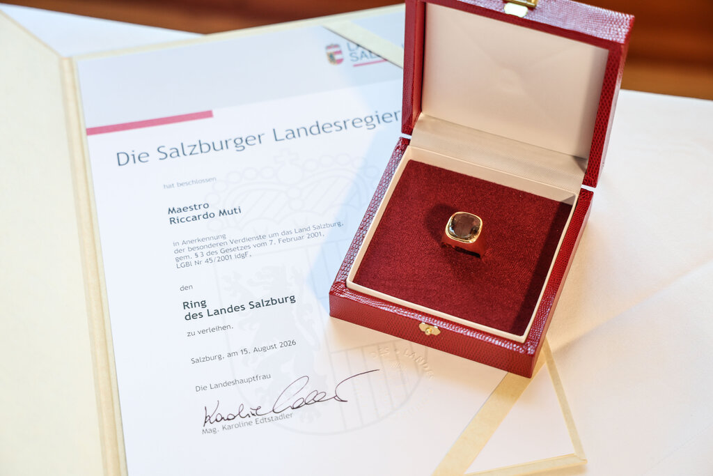 Land Salzburg / Franz Neumayr - Landeshauptfrau Karoline Edtstadler überreichte die selten verliehene Auszeichnung "Ring des Landes Salzburg" im Großen Festspielhaus Salzburg an den Dirigenten Riccardo Muti.