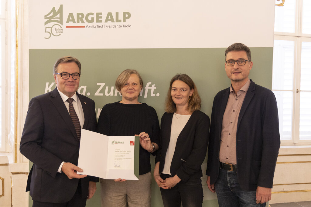 Die Fotografen - LH Platter gratulierte dem Tiroler Preisträger für das Projekt "Entscheidungen mit Weitblick" herzlich. v.l.: LH Günther Platter, Helene Schnitzer (GF Tiroler Kulturinitiativen), Sandra Aufhammer (Verein spectACT),Andrä Stigger(GF Kli