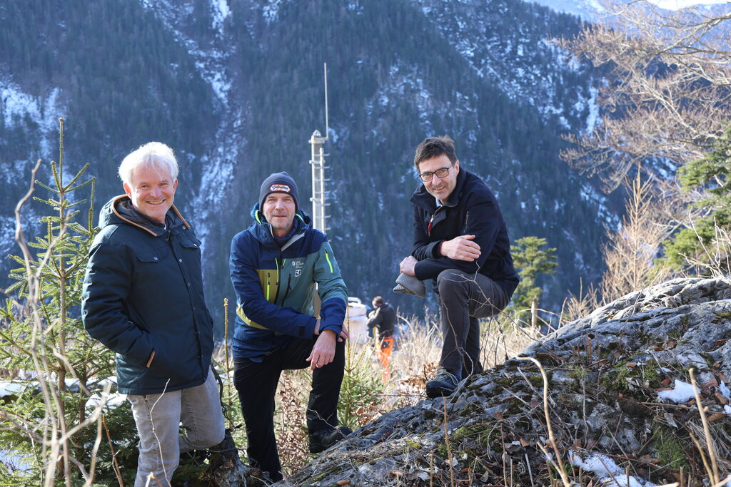 Land Salzburg/Melanie Hutter - Martin Harter (Stabsstelle Salzburg Digitalfunk BOS Austria beim Land Salzburg), Gerald Valentin (Landesgeologischer Dienst Land Salzburg) und Bürgermeister Josef Hohenwarter (Weißbach bei Lofer)