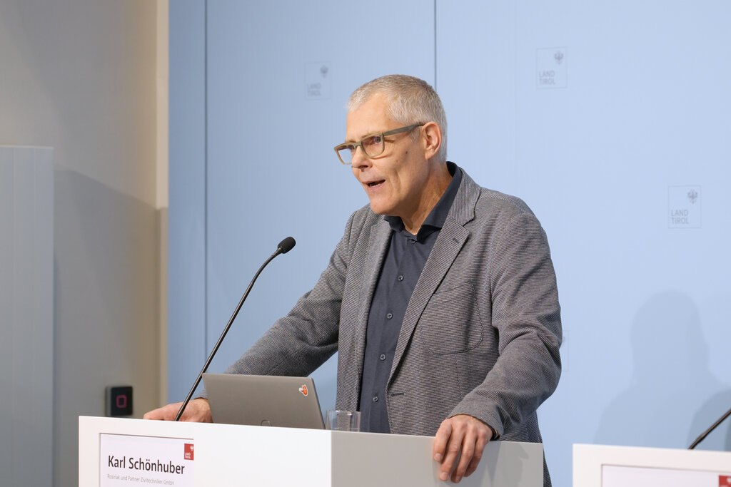 Land Tirol/Dominik - Karl Schönhuber präsentierte die regionale Klimaanalyse.