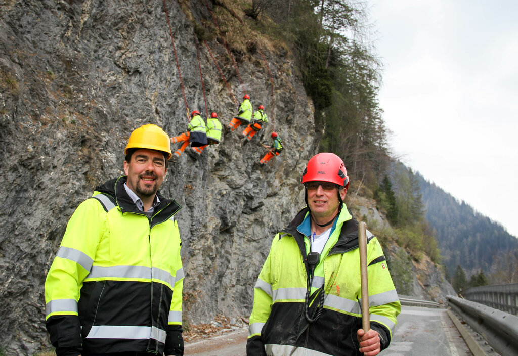 Hannes Mußbacher, responsabile del dipartimento di manutenzione stradale di Pongau, e il caposquadra August Mulitzer: "Faremo questa “pulizia” delle rocce fino a giugno". Altre foto d’archivio (cliccare sulla foto).