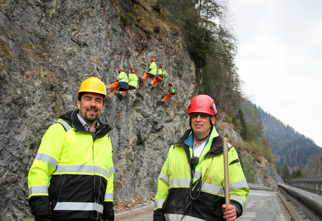 Straßenmeisterei Pongau, Land Salzburg, Felsputzer, Großarler Landesstraße, Bergputzer, loses Gestein beseitigen, im Bild: Leiter der Straßenmeister Pongau Hannes Mußbacher und Polier August Mulitzer.