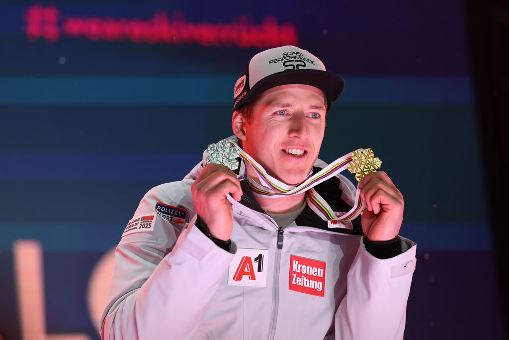 Land Salzburg / Franz Neumayr - Alpine Skiweltmeisterschaft, Saalbach2025, Ski-WM2025 in Saalbach-Hinterglemm, Salzburg, Österreich. Riesentorlauf der Herren. Siegerehrung am Medal Plaza. Im Bild: Weltmeister Raphael Haaser