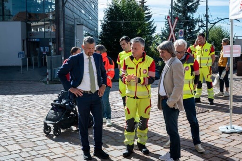 LPA/Fabio Brucculeri - Mobilitätslandesrat Daniel Alfreider (links) und Gesundheitslandesrat Hubert Messner (rechts) im Gespräch mit Ausbildungsleiter Lorenz Lintner.