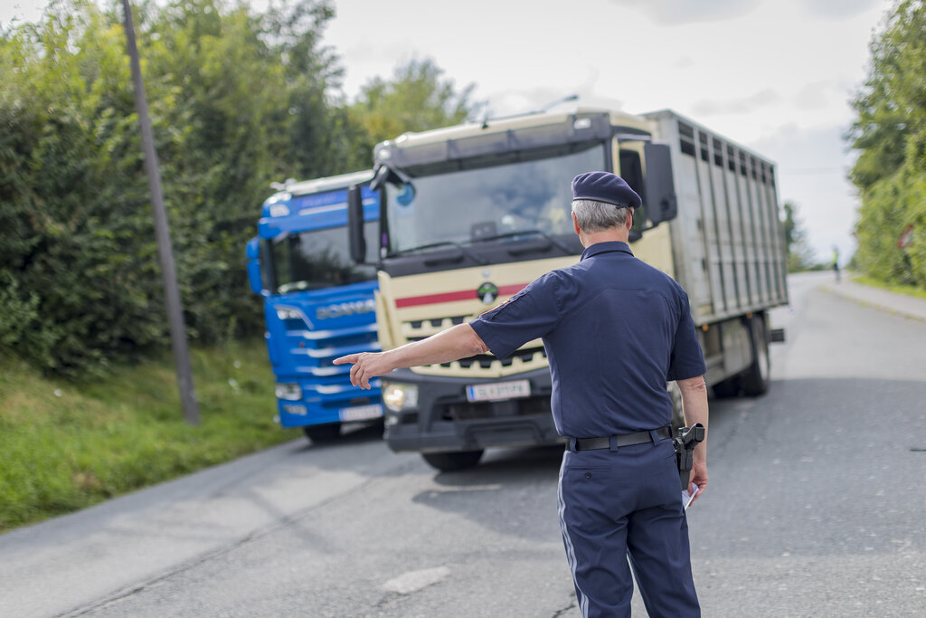 Land Salzburg/Neumayr/Leopold - Vom Sattelschlepper bis zum PKW-Anhänger wurden alle Tiertransporte heute in Bergheim angehalten und genau unter die Lupe genommen.