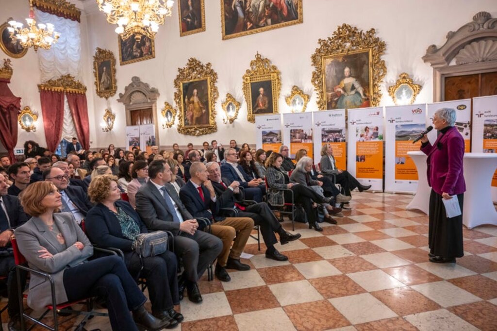 Camera di Commercio di Bolzano/Othmar Seehauser - Un totale di 119 datori di lavoro altoatesini hanno superato l'audit famigliaelavoro. Il 20 novembre, 30 di loro hanno ricevuto un certificato nel salone d'onore del Museo Mercantile di Bolzano. 
