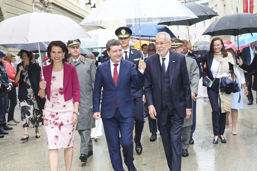 Land Salzburg/Neumayr/Leopold - Landeshauptfrau Karoline Edtstadler mit Bundespräsident Alexander Van der Bellen und dem rumänischen Präsidenten, Nicuşor Daniel Dan