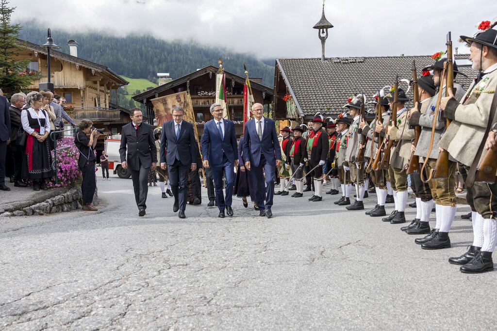 Land Tirol/Sedlak - Die Eröffnung des Europäischen Forums Alpbach am Kirchplatz in Alpbach. V.li.: Bundesminister Norbert Totschnig, LH Maurizio Fugatti (Trentino), LH Arno Kompatscher (Südtirol) und LH Anton Mattle.