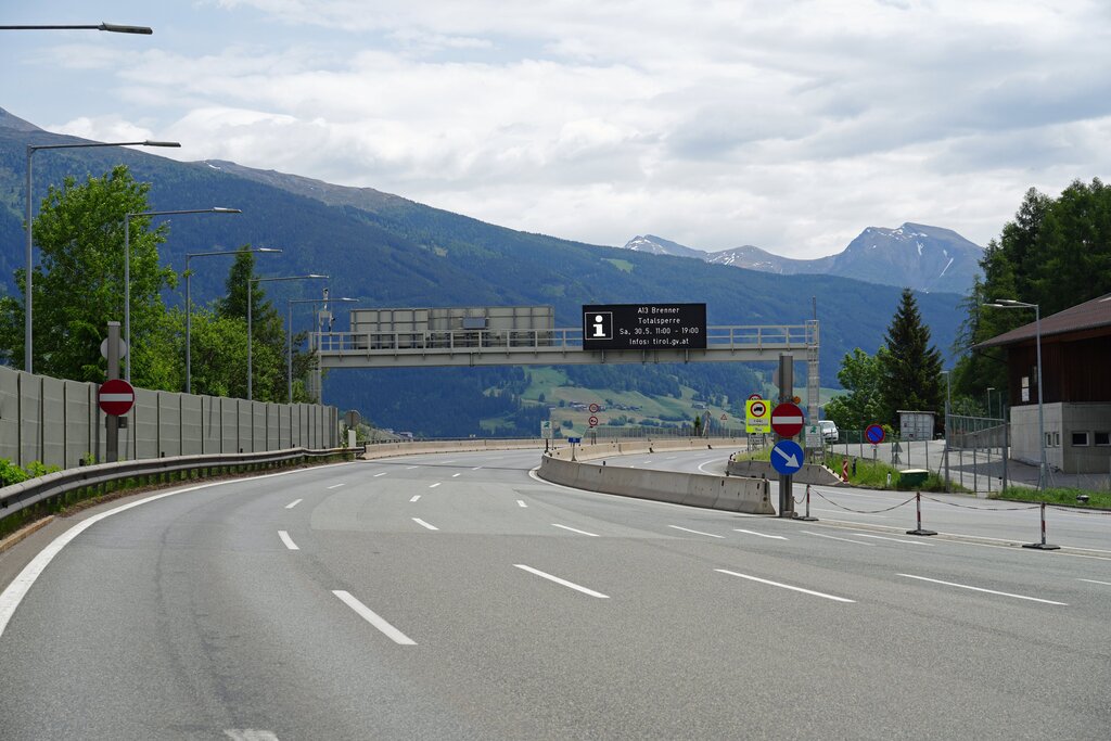 Land Tirol/Pölzl - Die gesperrte A 13 Brennerautobahn im Bereich Mautstation Schönberg.