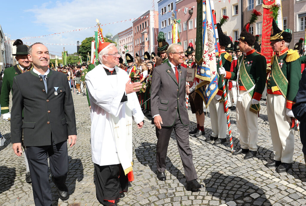 Festakt und Gedenken 700 Jahre Schlacht von Mühldorf am 4. September 2022 in Muehldorf am Inn. Im Bild: Hubert Aiwanger, stellvertretender bayerischer Ministerpräsident, Erzbischof Franz Lackner und Landeshauptmann Wilfried Haslauer