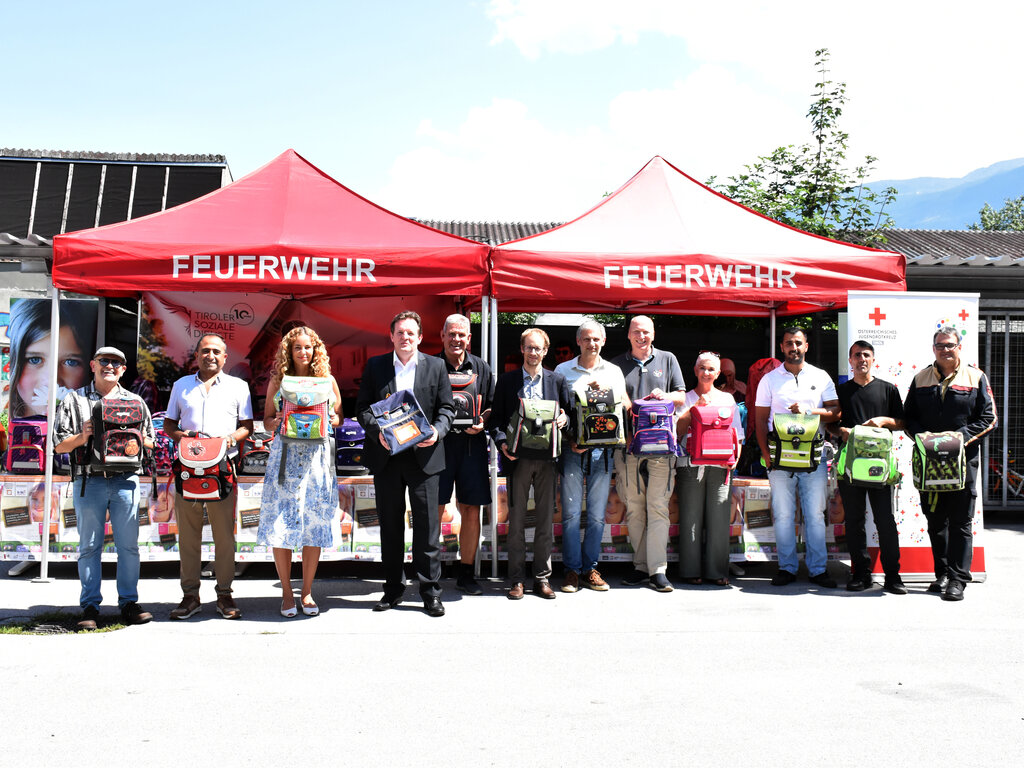 Land Tirol/Knabl - Zahlreiche Freiwillige reinigen die Schultaschen.