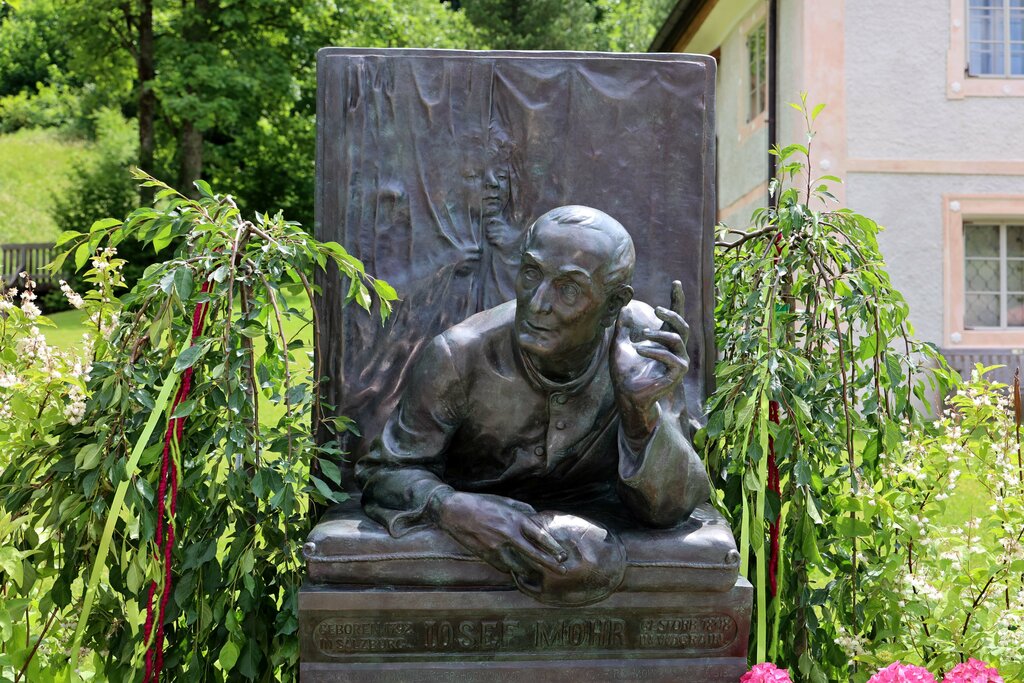 Bronzerelief mit wechselvoller Geschichte. Aufgestellt ist es im Park vor dem Wagrainer Stille Nacht-Museum im Pflegerschlössl. 