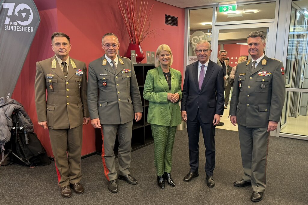 Land Salzburg/Bernhard Kern-Salzburgs Militärkommandant Peter Schinnerl,LH Wilfried Haslauer,BMin f. Verteidigung Klaudia Tanner u. General Rudolf Striedinger(Generalstabschef,Österreichisches Bundesheer) mit Gábor Böröndi(Militär. Befehlshaber)