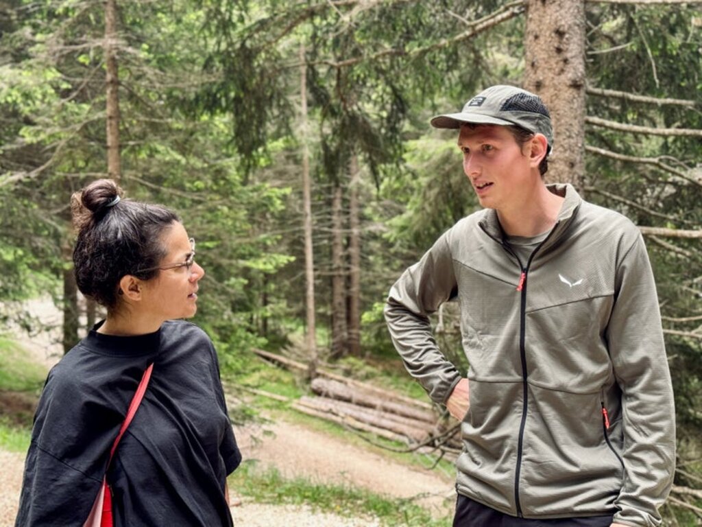 GEOPARC Bletterbach/Monika Franzelin - Jonas Lintner im Gespräch mit einer Besucherin im GEOPARC Bletterbach - sensibilisieren in der Sommersaison 2026 für das richtige Verhalten in der Natur