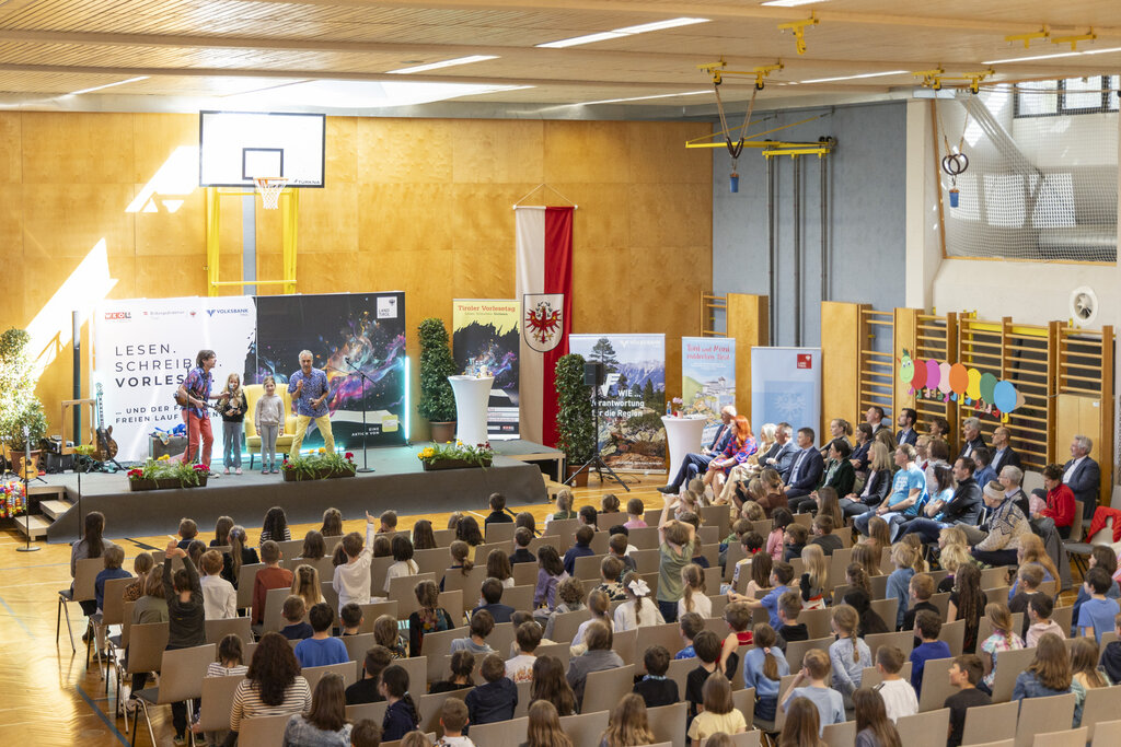 © Land Tirol/Die Fotografen - Im Jahr 2025 zeigte sich der Tiroler Vorlesetag in neuer Form.