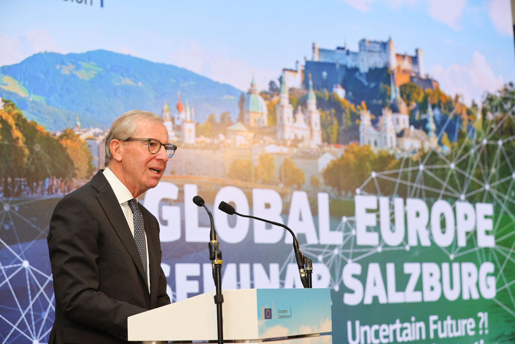 Il Presidente Wilfried Haslauer ha pronunciato le parole di apertura del Global Europe Seminar, alla presenza di personaggi di alto rango. Cliccando sulla foto è possibile vedere altre foto della conferenza.