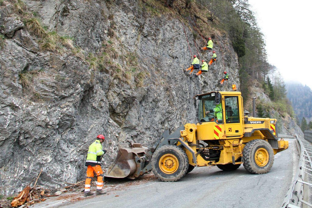 Straßenmeisterei Pongau, Land Salzburg, Felsputzer, Großarler Landesstraße, Bergputzer, loses Gestein beseitigen, im Bild: die Bergputzer der Straßenmeisterei Pongau bei der Arbeit.