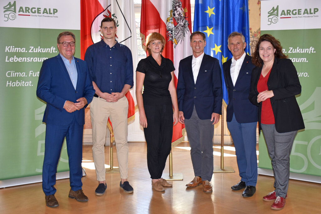 Tiroler Siegerprojekte für den ARGE ALP-Klimaschutzpreis. Im Bild v. l.: LH Günther Platter, Alfons Huber (REPS), Maria Legner (Klimabündnis Tirol), Lukas Krösslhuber und Johannes Adelsberger (Tourismusverband Wilder Kaiser), LHStvin Ingrid Felipe