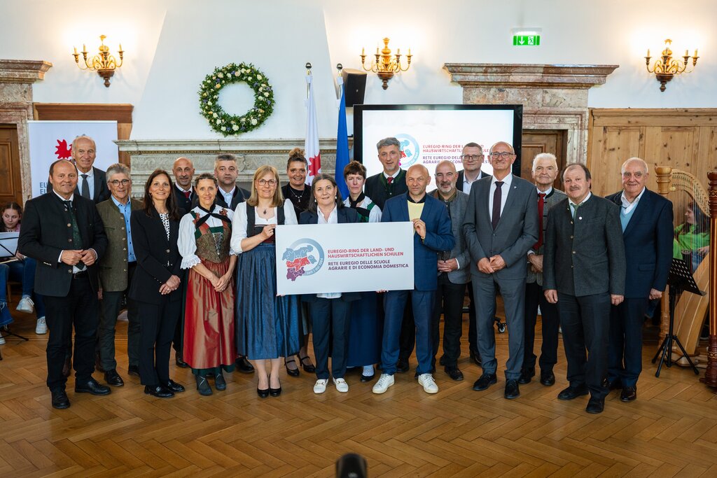 Land Tirol/Fitsch - Historisches Foto mit politischen Vertretern der Euregio, Gründungsmitgliedern sowie amtierenden und ehemaligen Schulleitern.