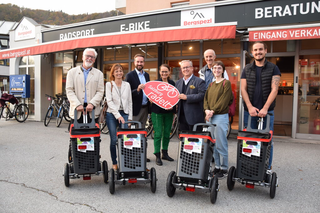 Preisverleihung Salzburg radelt 2022 Hans-Peter Miller, Martina Oberreiter (beide Gewinner), LR Stefan Schnöll, Wolfgang Reiger (ÖGK), Peter Weiß (Stadt Salzburg), Gillian Stendel und Stipo Jonjic (beide Gewinner).