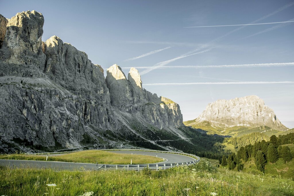 Die „Dolomiten Low Emission Zone“ soll den Weg ebnen für ein gemeinsames nachhaltiges Mobilitätsmanagement auf den Dolomitenpässen. 