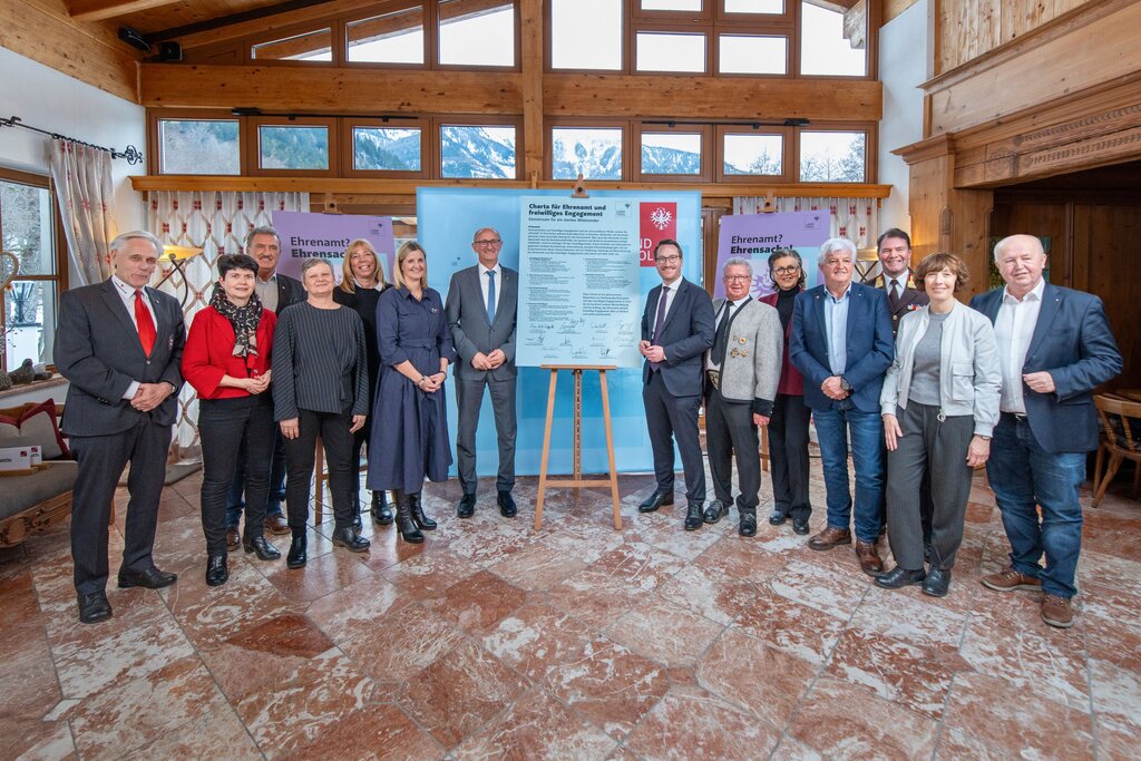 Land Tirol/Jovanovic - Il Capitano Anton Mattle e il Vicepresidente Philip Wohlgemuth con rappresentanti dei comuni, delle associazioni, delle federazioni e delle iniziative.