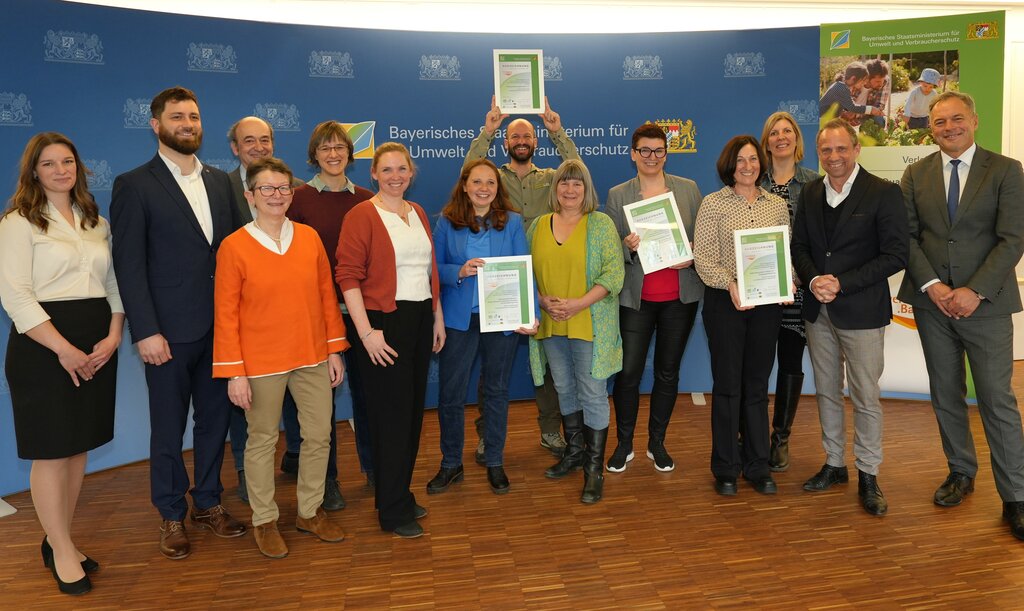 Bayerische Staatsministerium für Umwelt und Verbraucherschutz - Umweltminister Thorsten Glauber und Ministerialdirektor Dr. Rüdiger Detsch mit den ausgezeichneten Trägern d. Qualitätssiegels "Umweltbildung.Bayern"