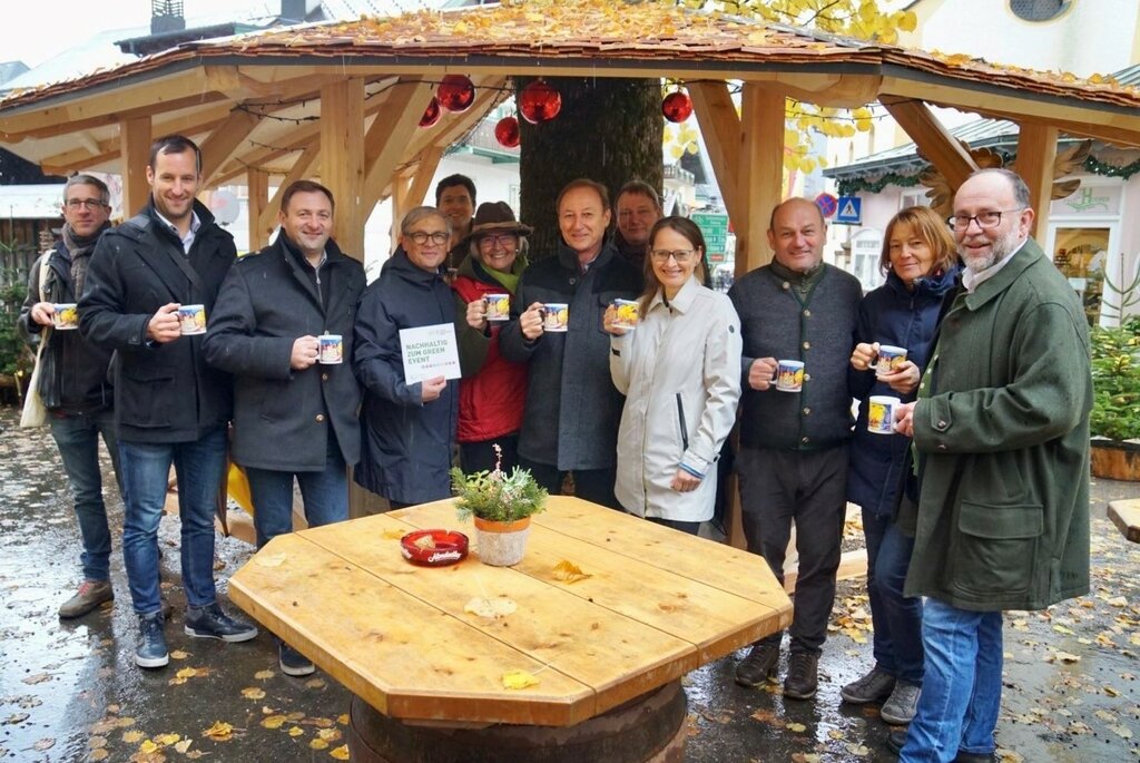 La Vicegovernatrice Martina Berthold al mercatino di Natale di St. Gilgen con i sindaci dei comuni del Wolfgangsee e i rappresentanti dell'associazione turistica e delle organizzazioni locali dei mercatini di Natale.