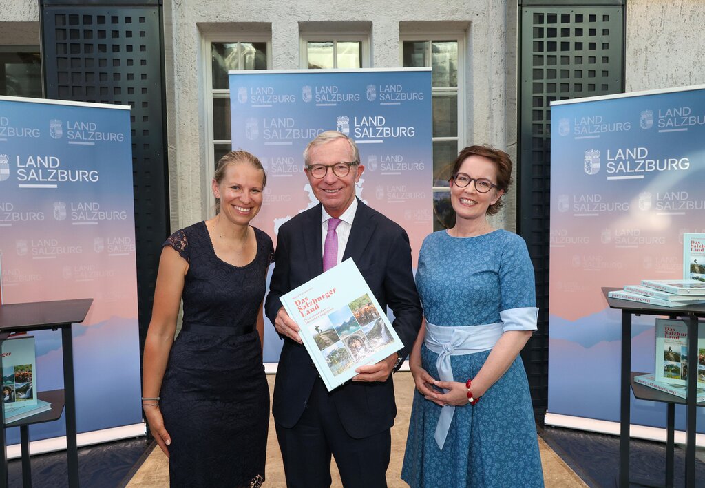 Land Salzburg/Neumayr/Hölzl - Christina Bauer (Bäuerin und Backbuchautorin), Landeshauptmann Wilfried Haslauer und Micky Kaltenstein (Autorin "Das Salzburger Land) 