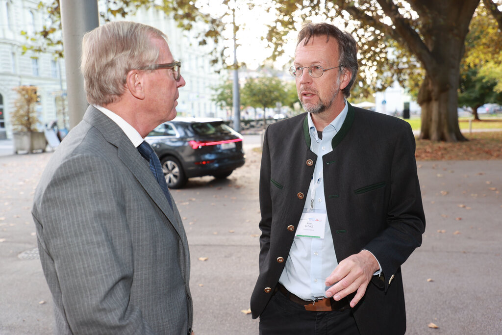 Land Salzburg / Franz Neumayr - Im Bild LH Wilfried Haslauer mit Arne Bathke (Universität Salzburg)