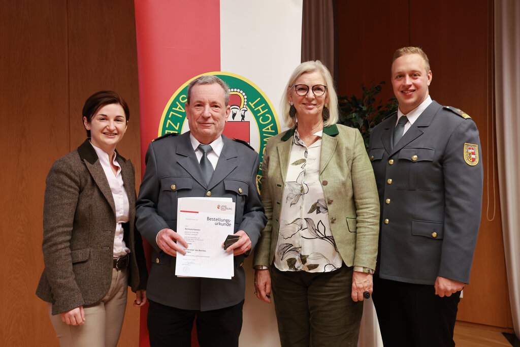 Land Salzburg/Franz Neumayr - LH-Stv.in Marlene Svazek mit Bezirkshauptfrau Karin Gföllner u. Johannes Moser (Landesleiter Salzburger Berg und Naturwacht) bei der Bestellung von Reinhold Pammer (2.v.l:) zum neuen Bezirksleiter Flachgau