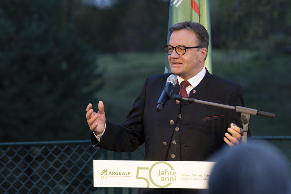 Die Fotografen - LH Günther Platter bei seiner Ansprache vor der Friedensglocke des Alpenraumes