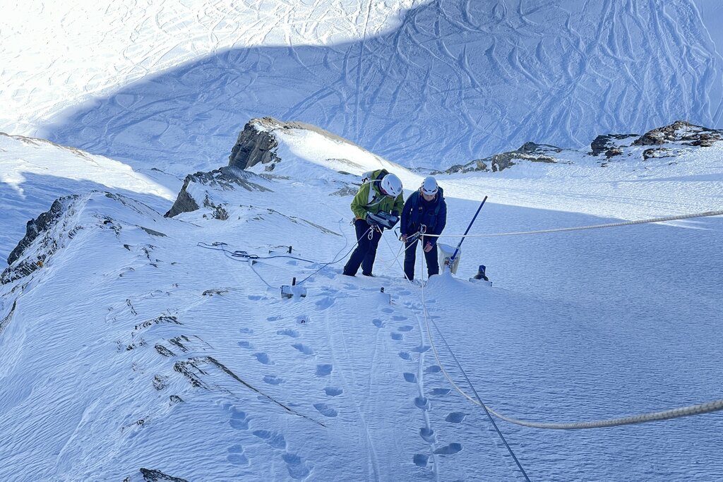 Land Salzburg/Martin Wautischer - Landesgeologe Gerald Valentin mit Maike Offer (Georesearch Forschungsgesellschaft) beim überprüfen der Sensoren am Kitzsteinhorn.