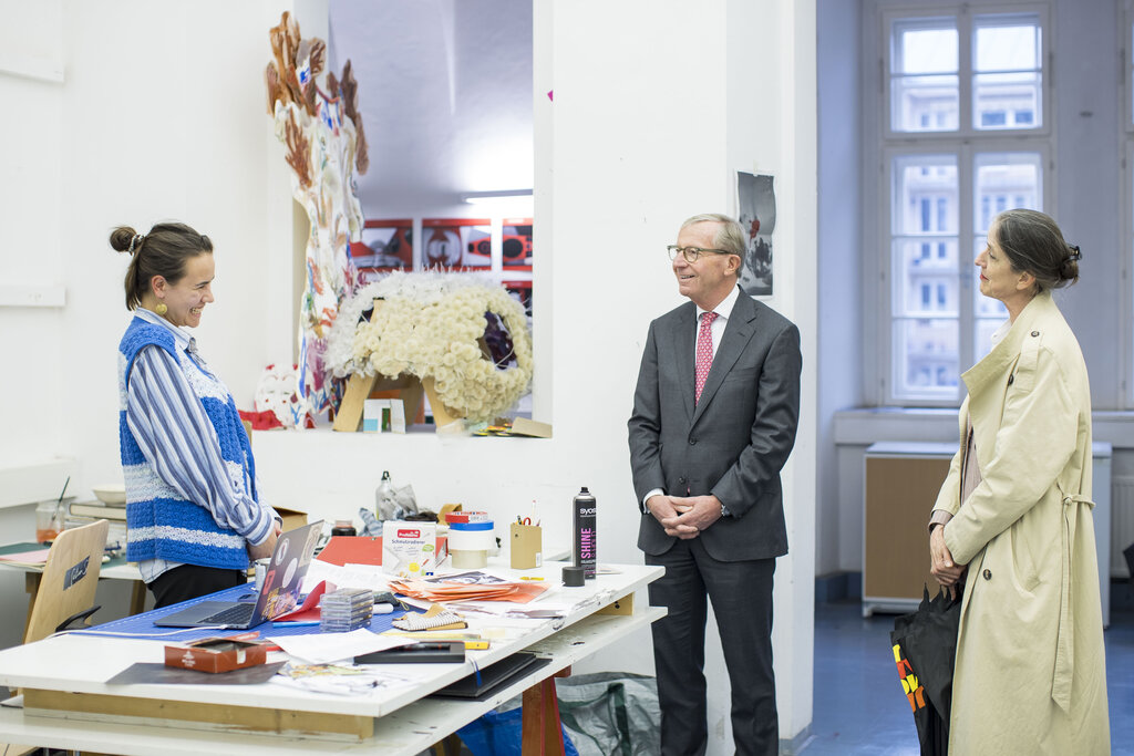 Land Salzburg/Neumayr/Leopold - Studierende im Gespräch mit Landeshauptmann Wilfried Haslauer und Rektorin Elisabeth Gutjahr 