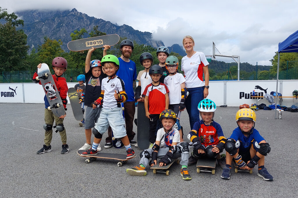 Land Salzburg/Alexander Paier - Die jungen Teilnehmerinnen und Teilnehmer mit Johnny Axelsson, Skateboard-Trainer und Andrea Zarfl, Leiterin des Landessportbüros