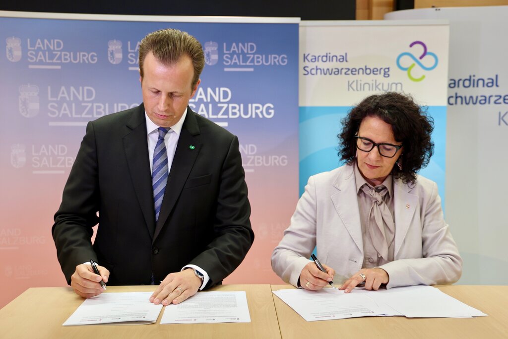 Land Salzburg/Franz Neumayr - Karlheinz Kornhäusl (Landesrat Steiermark) und Landesrätin Daniela Gutschi bei der Unterzeichnung der Vereinbarung.