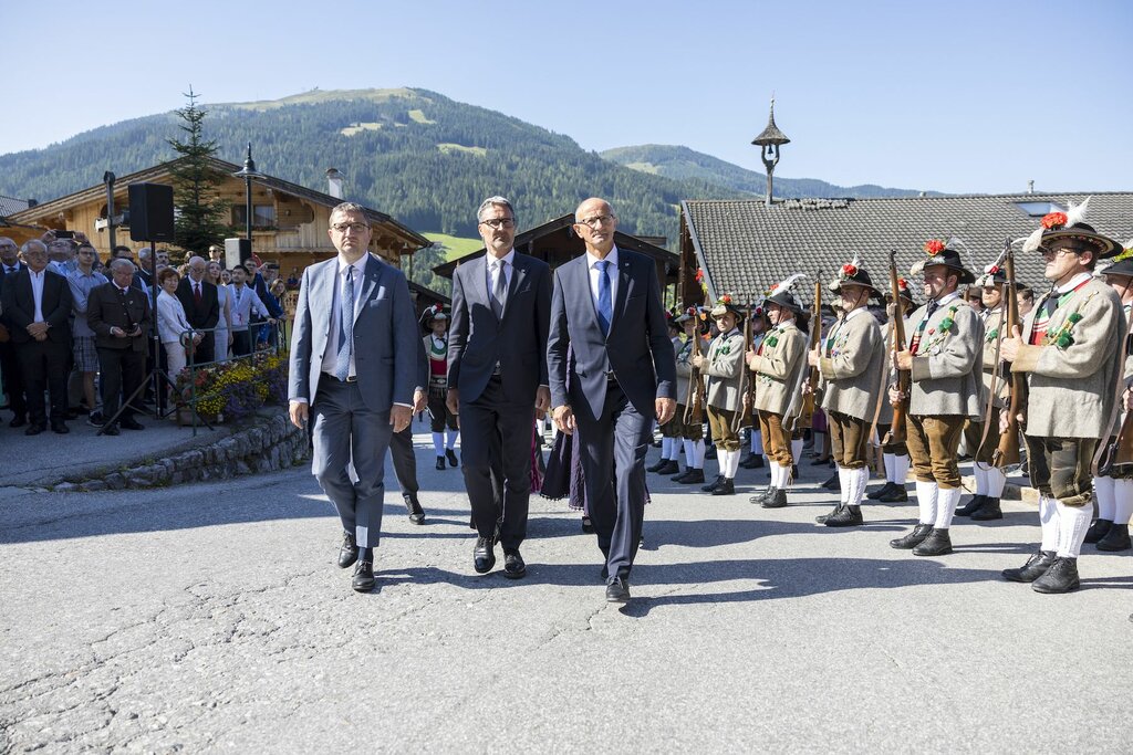 Landesüblicher Empfang am Kirchplatz in Alpbach