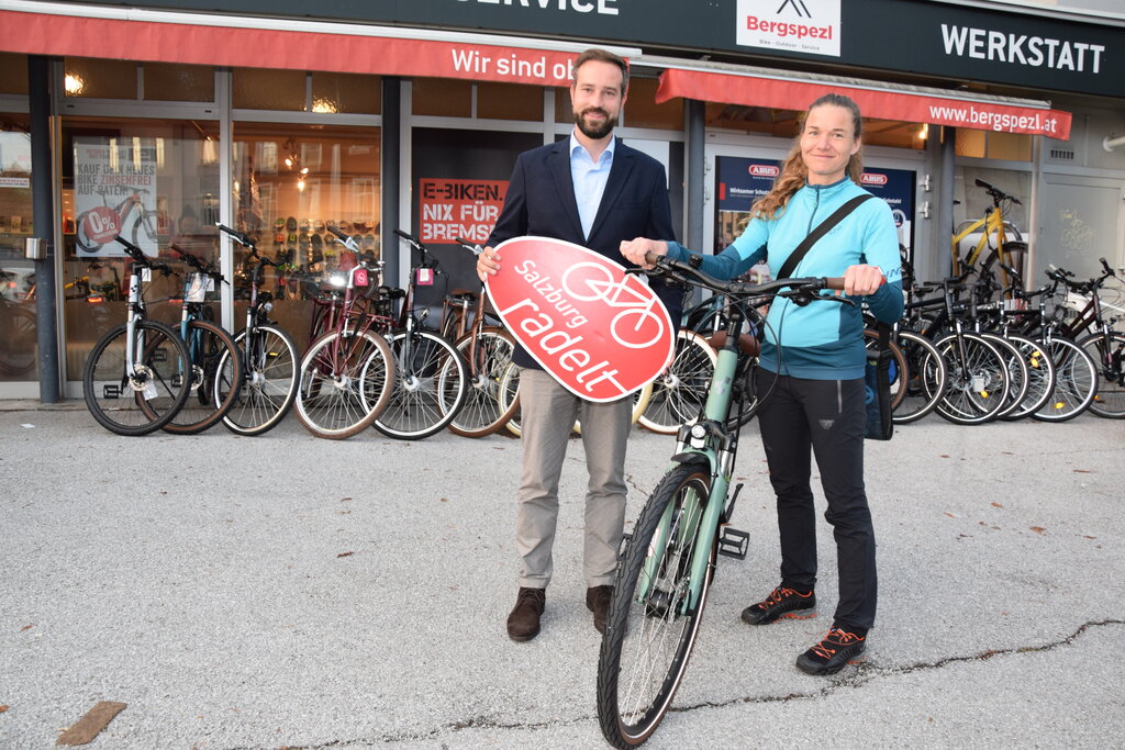 Preisverleihung Salzburg radelt 2022 Übergabe der Fahrräder an die Gewinner der Verlosung von Salzburg radelt 2022 mit LR Stefan Schnöll am 19.10.2022 bei Preis-Sponsor Bergspezl in der Stadt Salzburg. im Bild: LR Stefan Schnöll mit Christine Nörreri