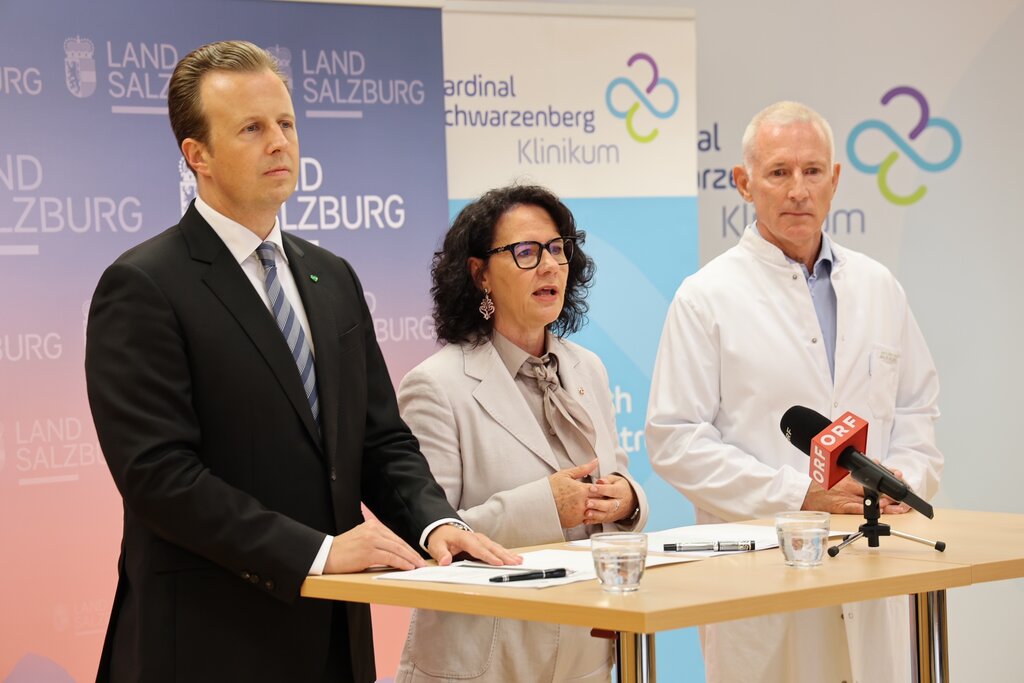 Land Salzburg/Franz Neumayr - Karlheinz Kornhäusl (Landesrat Steiermark), Landesrätin Daniela Gutschi, Dr. Eugen Adelsmayr, Geschäftsführer und Ärztlicher Direktor des Kardinal Schwarzenberg Klinikums.