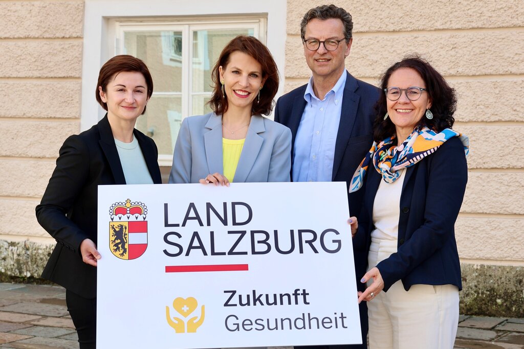 Land Salzburg / Franz Neumayr - Landeshauptfrau Karoline Edtstadler, Landeshauptfrau-Stellvertreterin Marlene Svazek, Gesundheitslandesrätin Daniela Gutschi sowie Dr. Franz Harnoncourt (Vorsitzender Gremium aus Expertinnen und Experten)