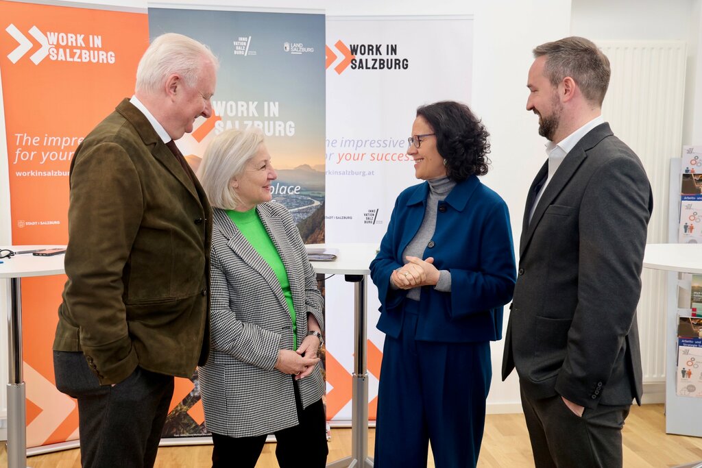 Land Salzburg / Franz Neumayr - v.l.: Bürgermeister-Stellverteter Florian Kreibich, Stadträtin Andrea Brandner, Landesrätin Daniela Gutschi und Landeshauptmann-Stellvertreter Stefan Schnöll beim Pressegespräch zur Eröffnung des neuen Service-Centers