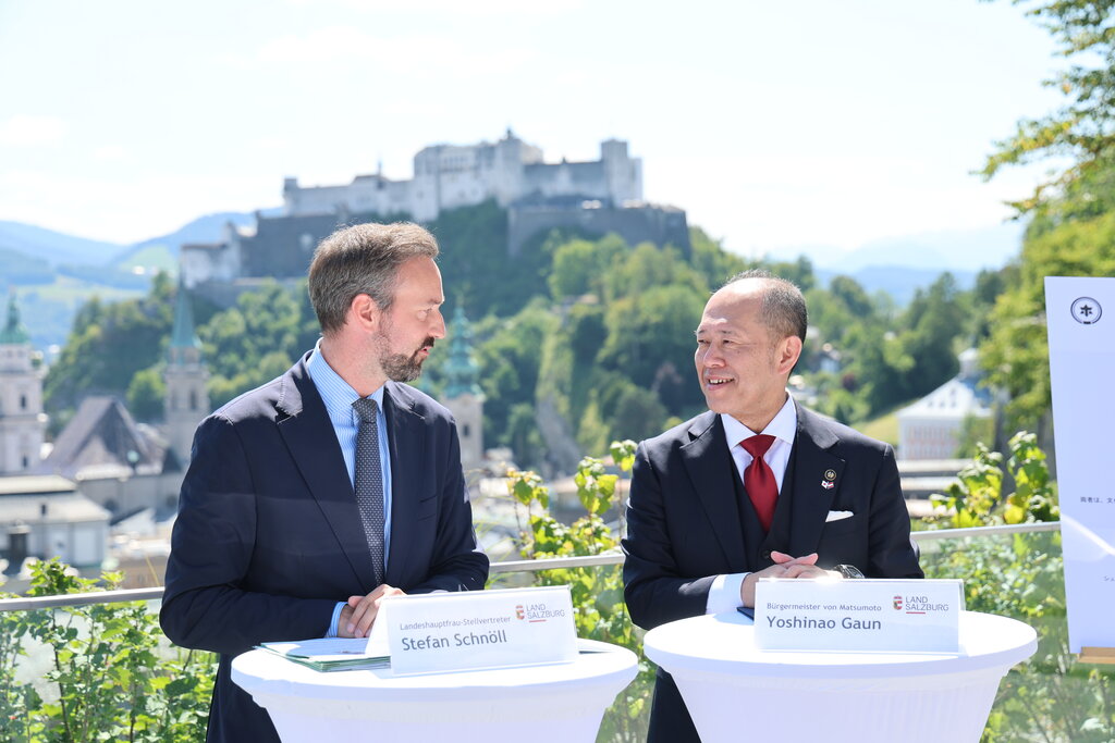 Land Salzburg / Franz Neumayr - Landeshauptfrau-Stellvertreter Stefan Schnöll mit Bürgermeister von Matsumoto, Yoshinao Gaun.