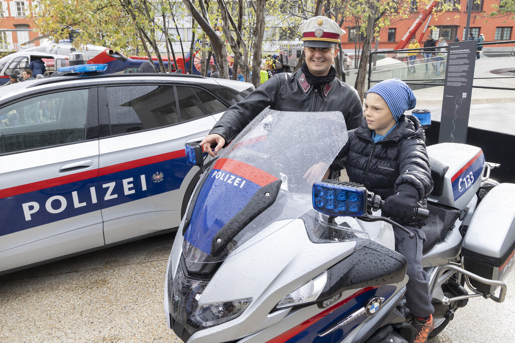 Land Tirol/Die Fotografen - Am Tag der offenen Tür waren zahlreiche Blaulichtorganisationen vor Ort