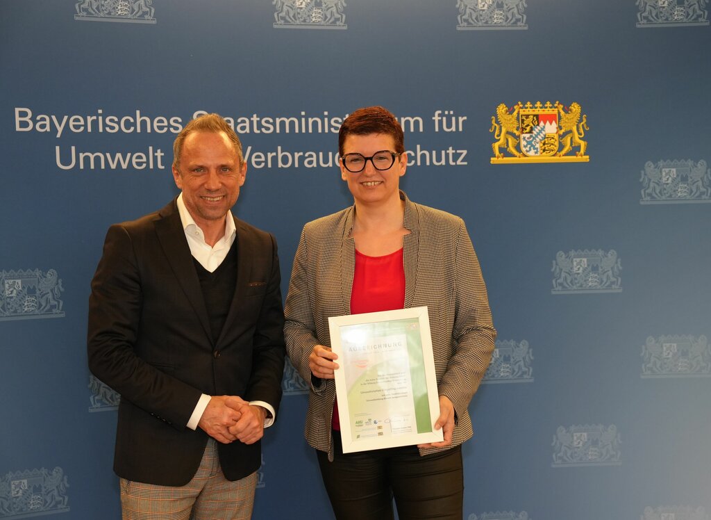 Bayerische Staatsministerium für Umwelt und Verbraucherschutz - Umweltminister Thorsten Glauber mit der Vertreterin der Umweltstation Dingolfing-Landau