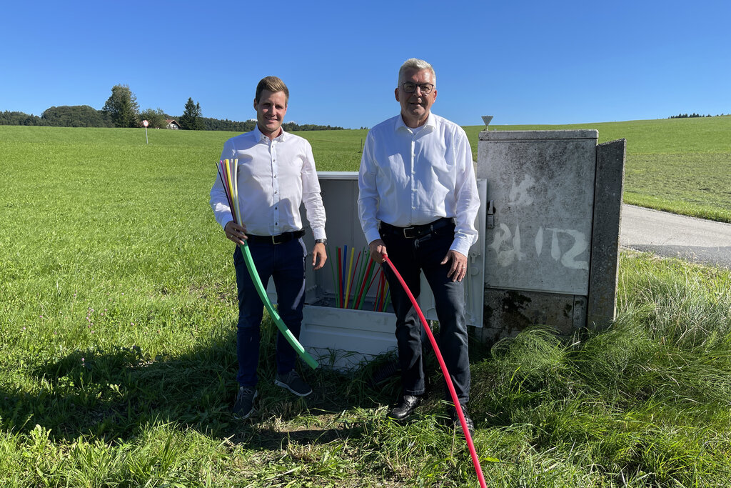 Nella foto l’Assessore Josef Schwaiger e il coordinatore della banda larga Fabian Prudky presso la cassetta di distribuzione della fibra ottica a Seekirchen-Fischtaging.