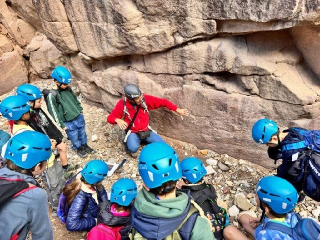 Geoparc Bletterbach/Monika Franzelin - Kleine und große geologische Wunder bestaunen konnten die Schülerinnen und Schüler der Grundschulen Aldein und Radein am Tag der Geodiversität in der Bletterbachschlucht.