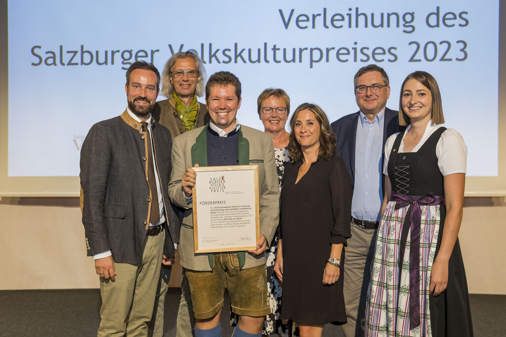 LH-Stv. Stefan Schnöll mit dem Förderpreis-Gewinner der Initiative „Dein Weg zur Musik“ sowie Brigitte Freiburg (Vorsitzende der Kurt und Felicitas Vössing Stiftung) und der Jury.