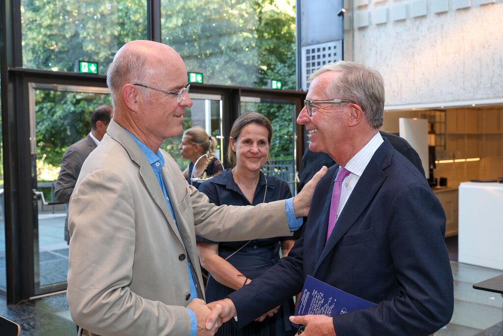 Land Salzburg/Neumayr/Hölzl - Im Bild Rudolf Obauer mit Landeshauptmann Wilfried Haslauer bei der Buchpräsentation Salzburg