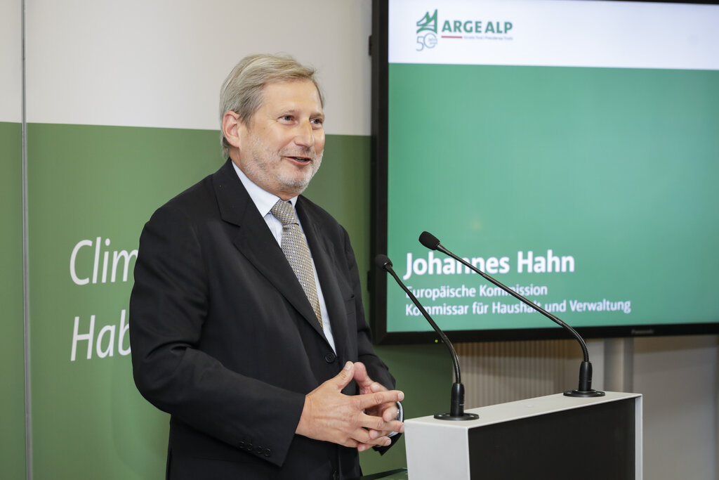 Il commissario europeo Johannes Hahn ha sottolineato la funzione esemplare dell'ARGE ALP come associazione regionale e transfrontaliera.